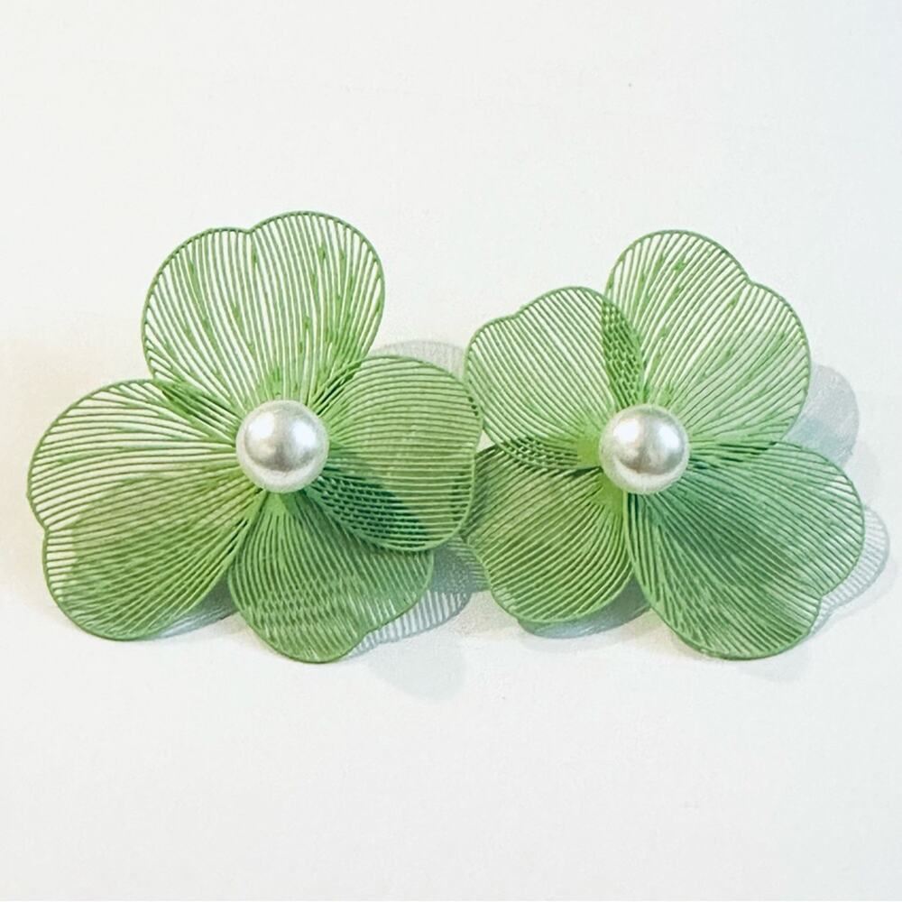 Green Filigree Flower Pearl Stud Earrings